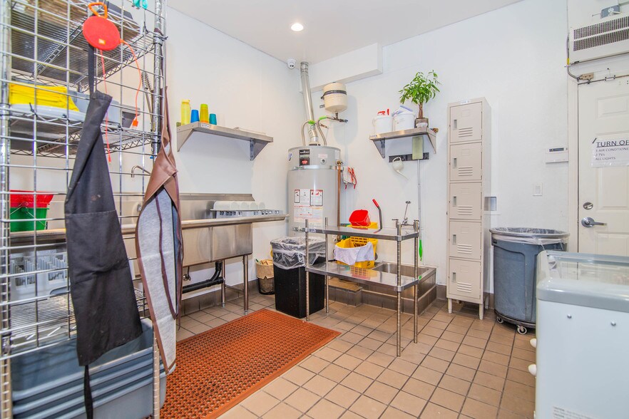 More Photos Of 300-302 S Mariposa Ave, Los Angeles Storefront Retail Office For Lease