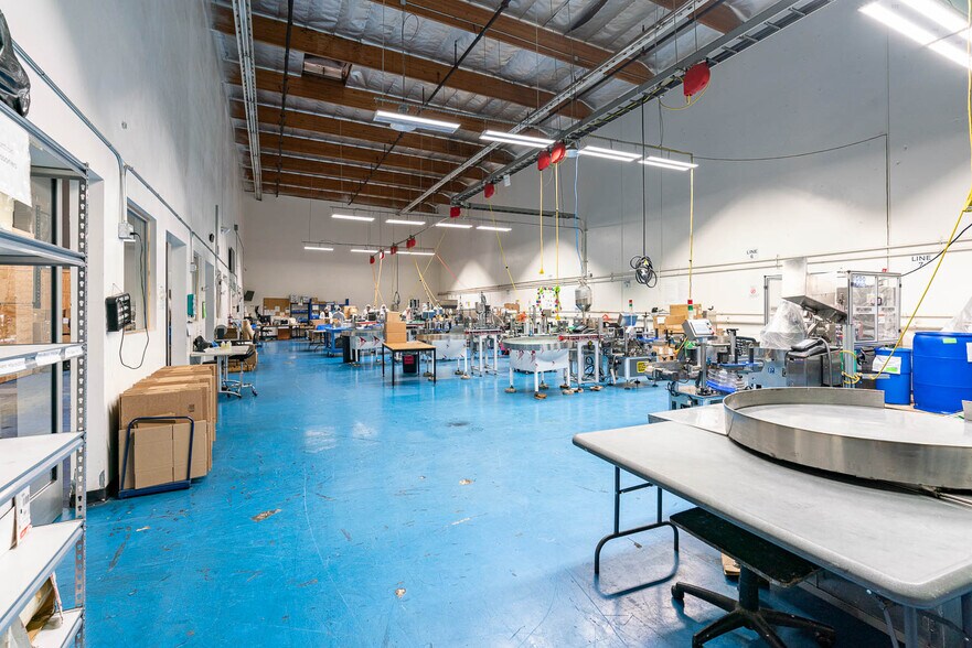 More Photos Of 10443 Arminta St, Sun Valley Warehouse For Sale