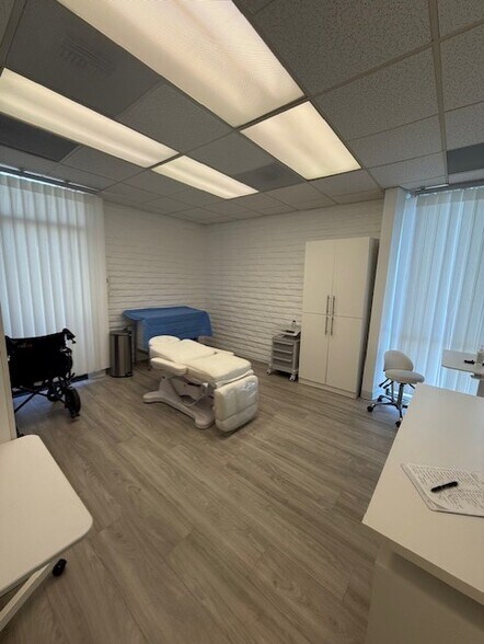 More Photos Of 881 Dover Dr, Newport Beach Medical For Lease