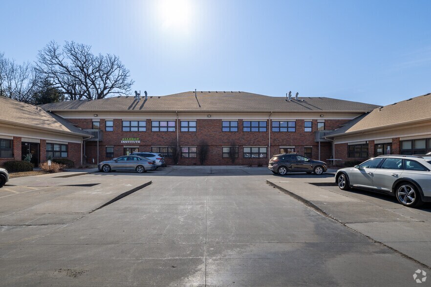 More Photos Of 2001 Westown Pky, West Des Moines Medical For Sale