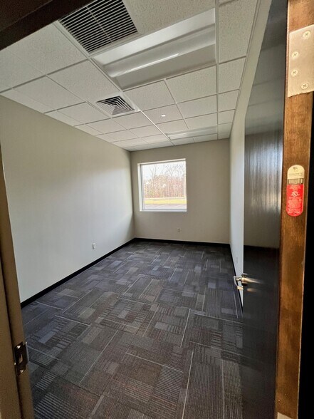 More Photos Of 110 Tradeport Dr, Windsor Distribution For Lease