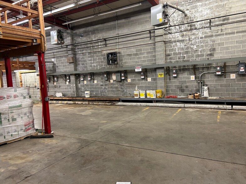 More Photos Of 1062 MacArthur Rd, Reading Warehouse For Lease