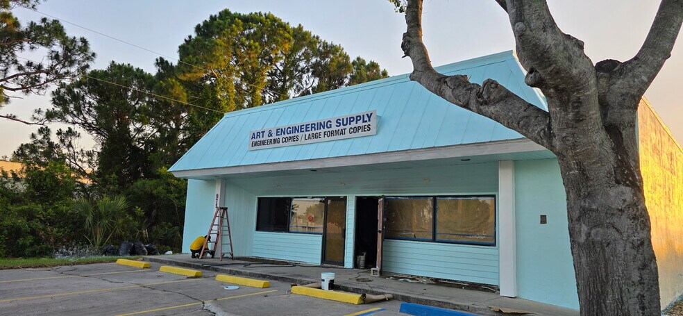 More Photos Of 975 N Courtenay Pky, Merritt Island Showroom For Lease