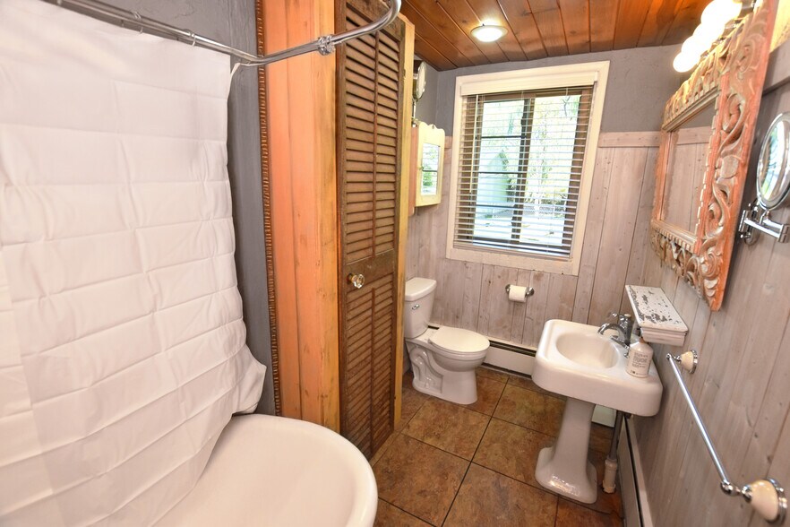 More Photos Of 4034-4036 Grand Blanc Rd, Swartz Creek Freestanding For Sale