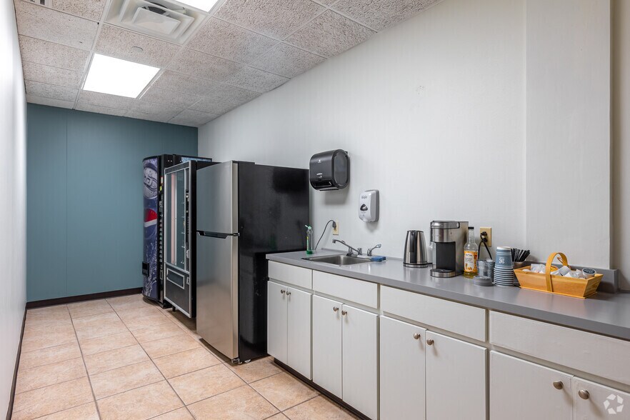 More Photos Of 5751 Kroger Dr, Fort Worth Office For Lease