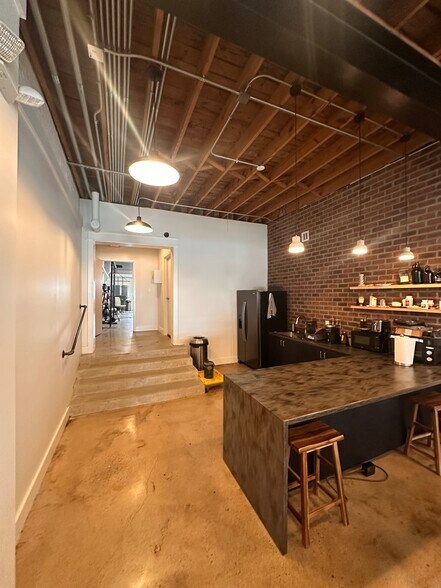 More Photos Of 3123 W Broad St, Richmond Office For Sale