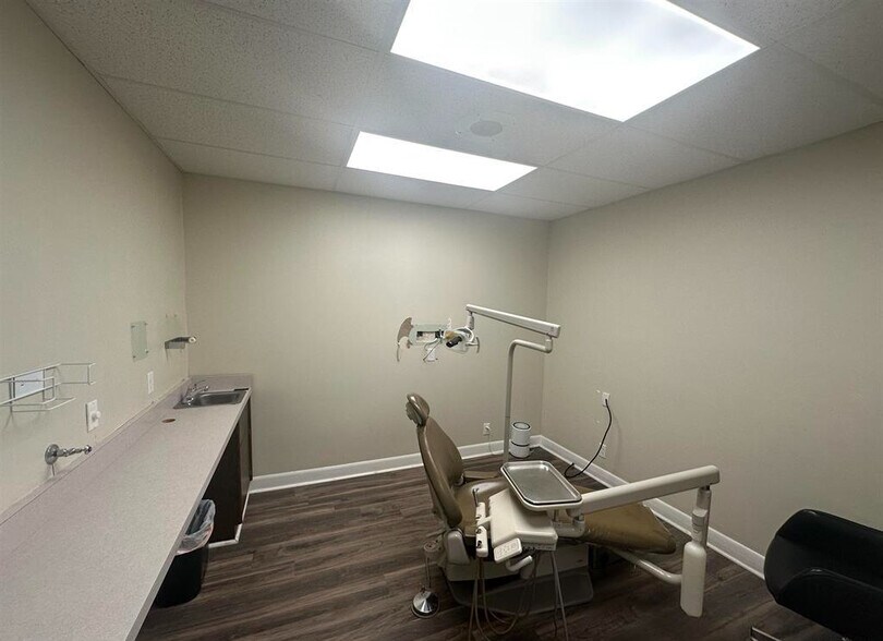 More Photos Of 101 S Rose St, Elmwood Office For Sale