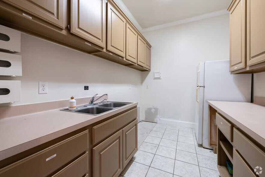 More Photos Of 12820 Willow Centre Dr, Houston Unknown For Lease