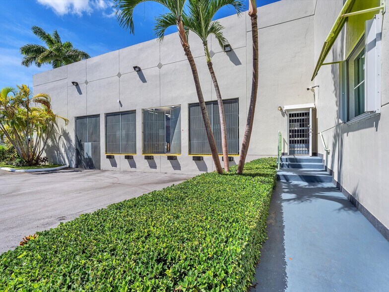 More Photos Of 8299 NW 30th Ter, Doral Warehouse For Lease