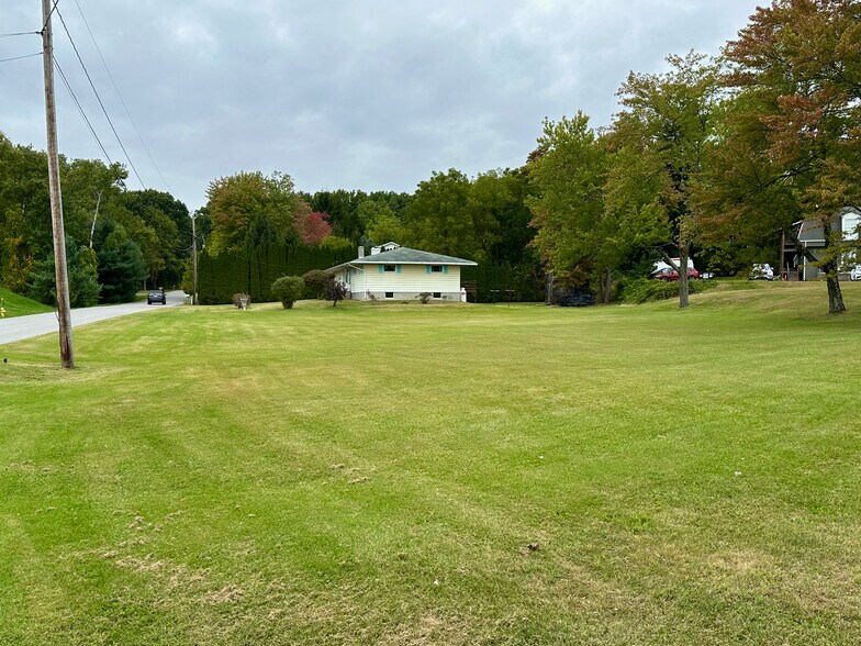 More Photos Of 3 Oakhill Dr, Halfmoon Flex For Sale