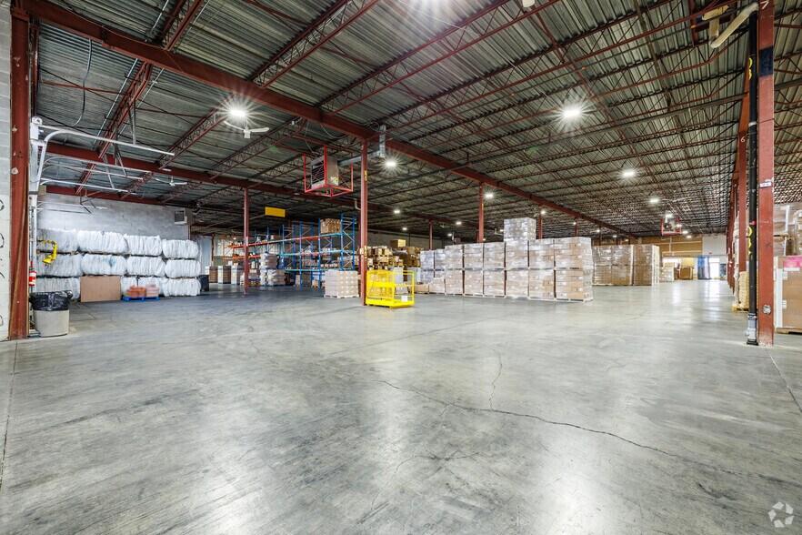 More Photos Of 825 Rue Tecumseh, Dollard-des-Ormeaux Warehouse For Lease
