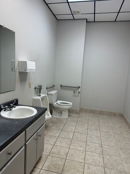 More Photos Of 511 State Docks Rd, Eufaula Office For Sale