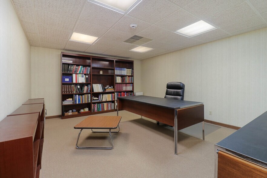 More Photos Of 725 S 14th St, Pekin Medical For Sale