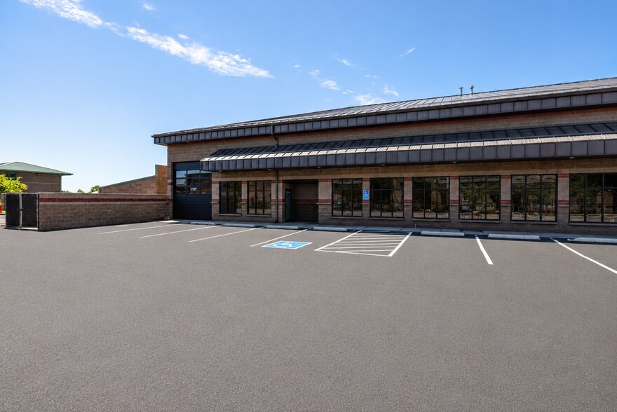 More Photos Of 63056 NE Lower Meadow Dr, Bend Light Distribution For Lease