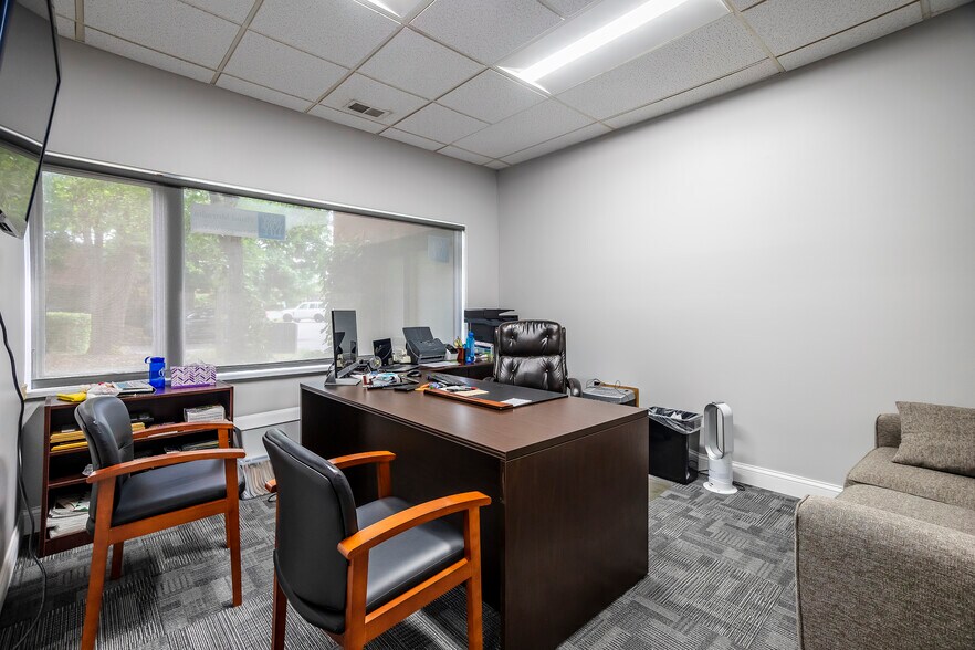 More Photos Of 951 N Plum Grove Rd, Schaumburg Office For Lease