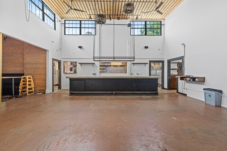 More Photos Of 208 S Castell Ave, New Braunfels Restaurant For Lease