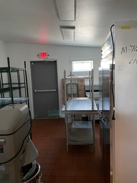 More Photos Of 1765 Meriden-Waterbury Tpke, Plantsville Restaurant For Lease