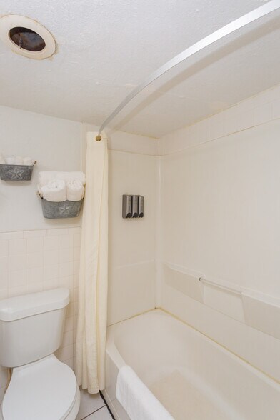 More Photos Of 2803 W 2nd St, Roswell Hotel For Sale