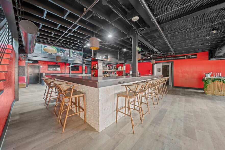 More Photos Of 1916 Baldwin St, Houston Bar For Lease