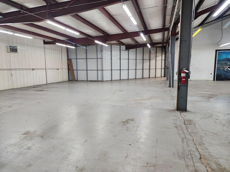 More Photos Of 364 Dixon St, Lexington Warehouse For Lease