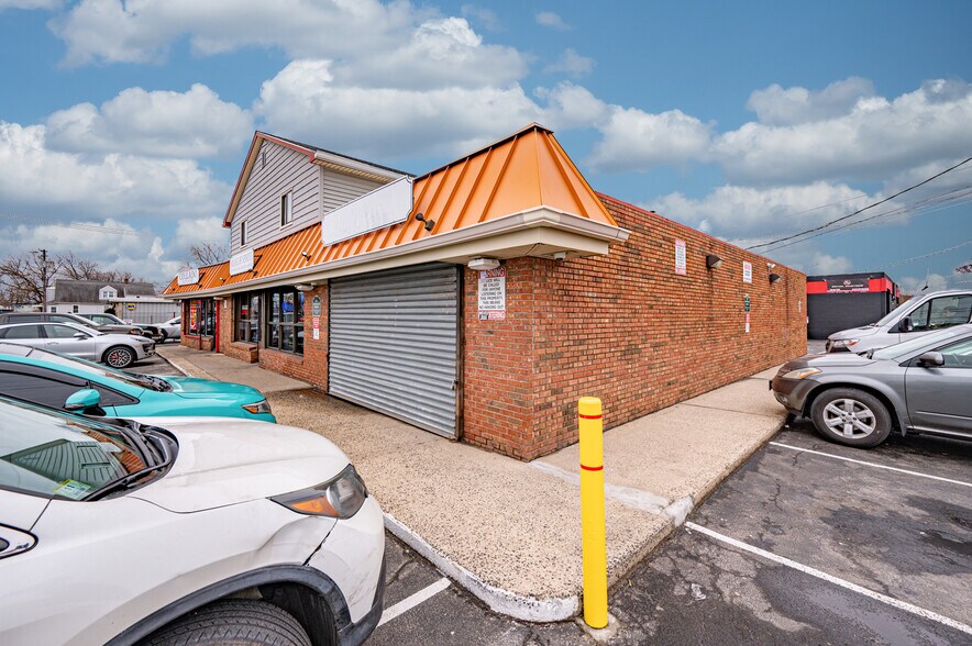 More Photos Of 570 Honeyspot Rd, Stratford General Retail For Sale