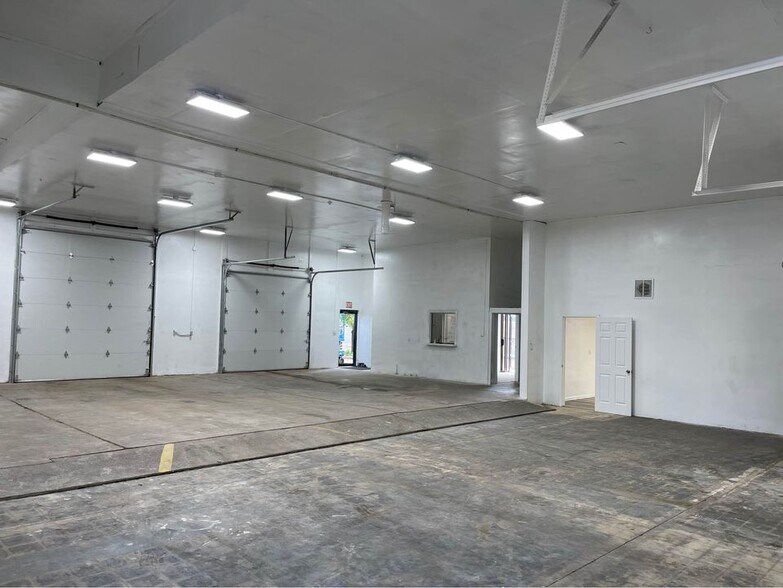 More Photos Of 210 Chestnut St, Sterling Showroom For Lease