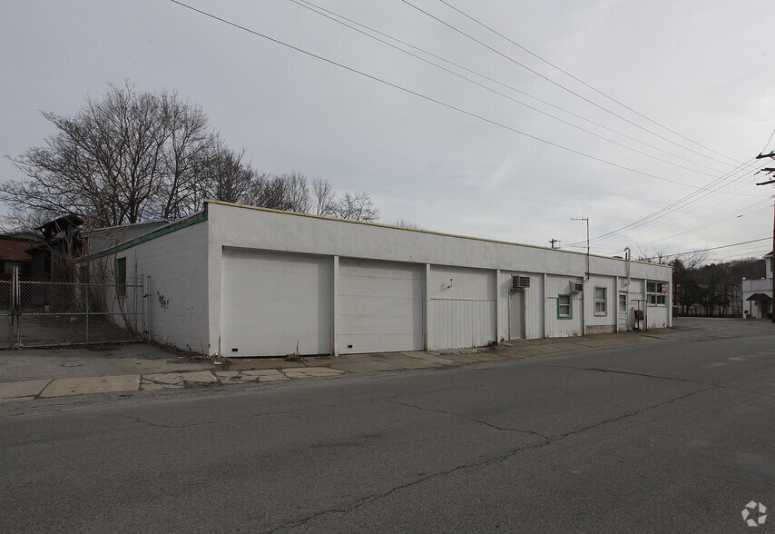 More Photos Of 154 Garden St, Poughkeepsie Showroom For Lease