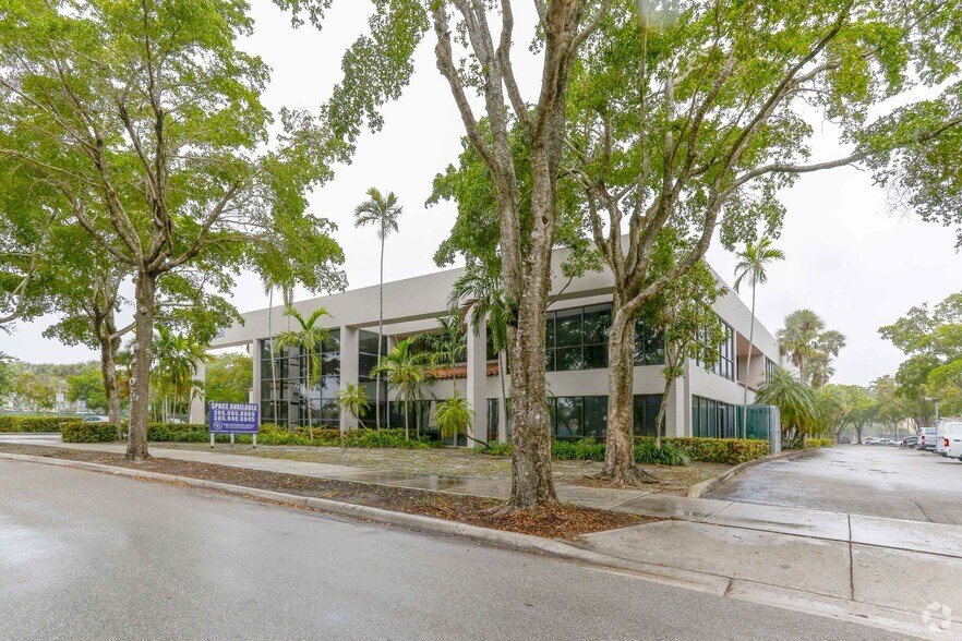 More Photos Of 15495 Eagle Nest Ln, Miami Lakes Medical For Lease