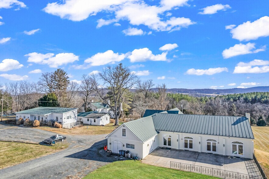 More Photos Of 23130 Briar Patch Ln, Middleburg Hospitality For Sale