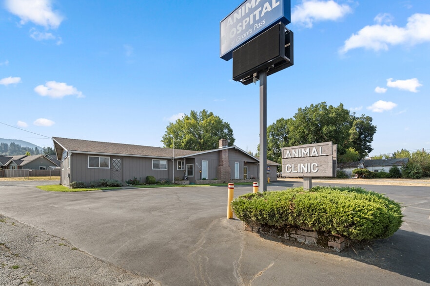 More Photos Of 1777 Williams Hwy, Grants Pass Flex For Sale