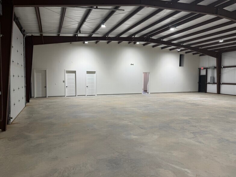 More Photos Of 3204 118th St, Lubbock Flex For Lease