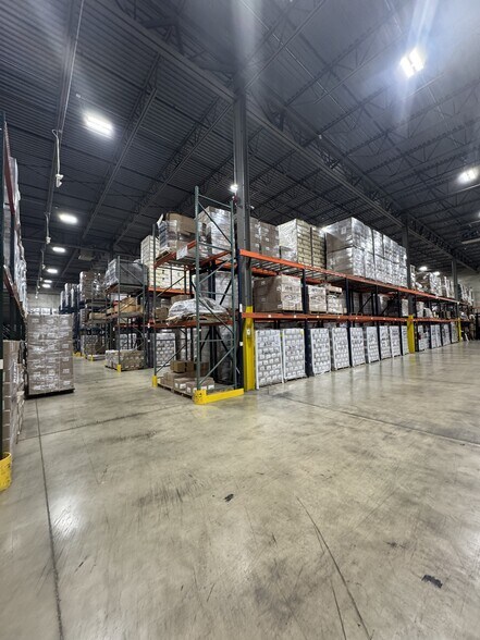 More Photos Of 880 N Wood Dale Rd, Wood Dale Warehouse For Lease