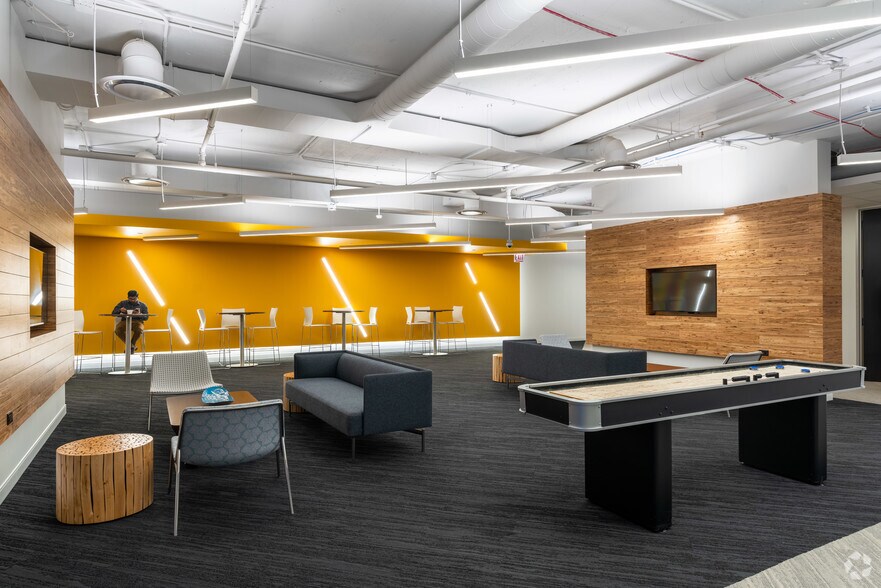 More Photos Of 10 N Martingale Rd, Schaumburg Coworking Space