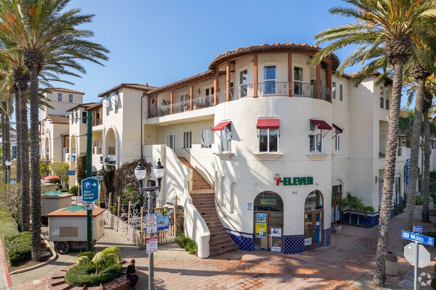 More Photos Of 301 N Main St, Huntington Beach General Retail For Lease
