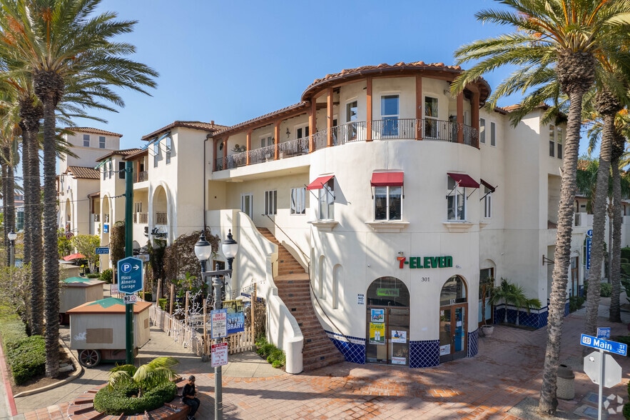 More Photos Of 301 N Main St, Huntington Beach General Retail For Lease