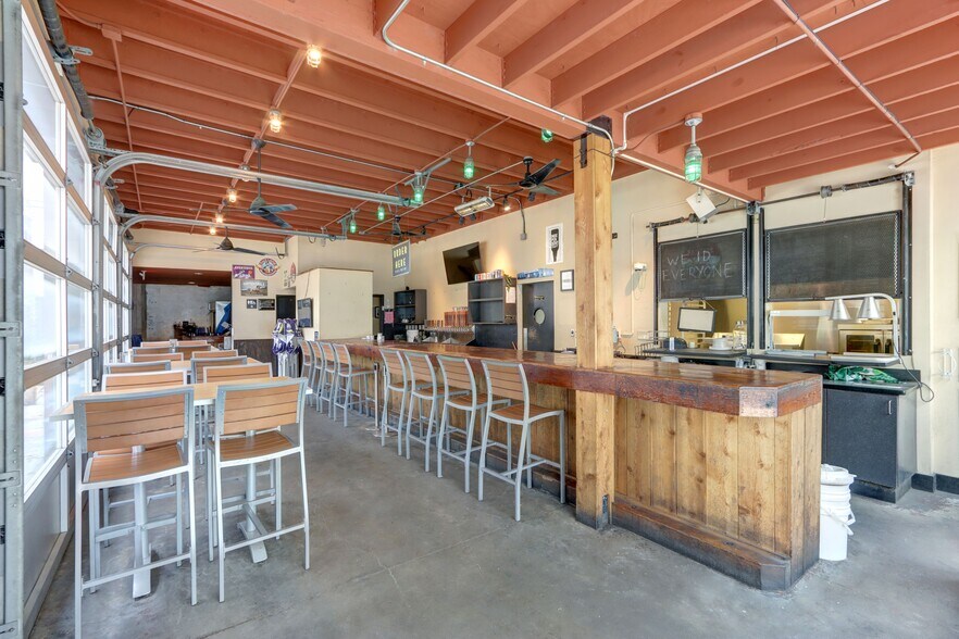 More Photos Of 21 W Bay St, Savannah Restaurant For Lease