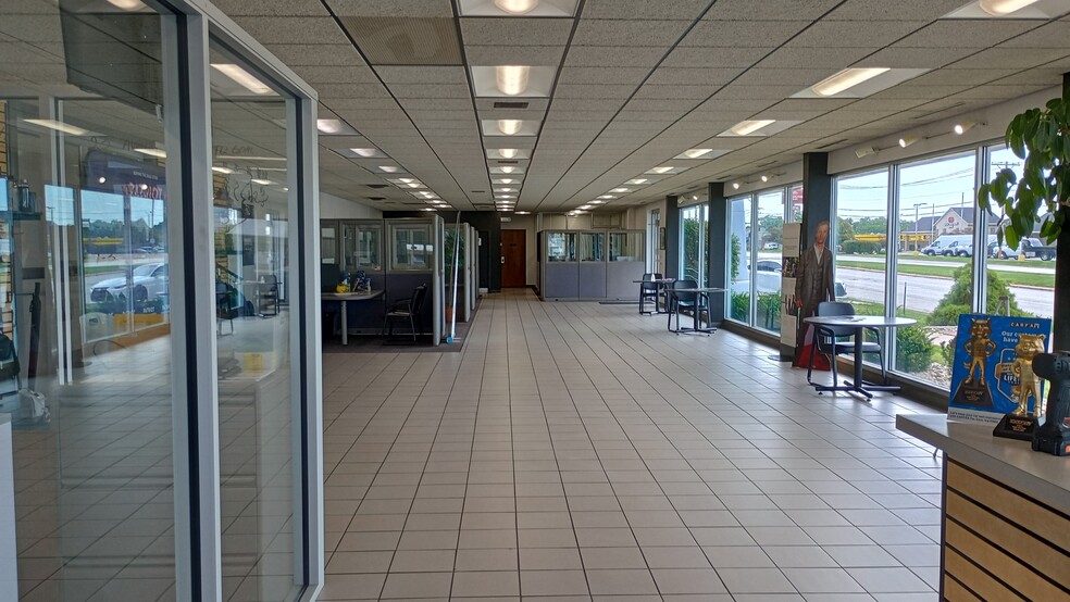 More Photos Of 520 W Kimberly Rd, Davenport Auto Dealership For Lease