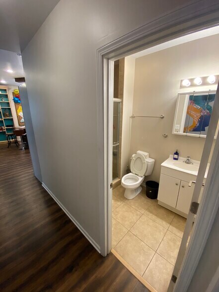 More Photos Of 72-76 N Broadway St, Des Plaines Light Distribution For Sale