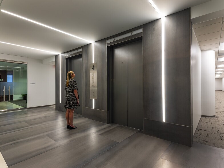 More Photos Of 24 Greenway Plz, Houston Office For Lease