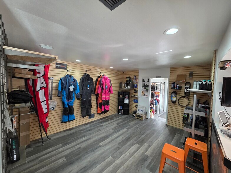 More Photos Of 335 E Park Ave, Empire General Retail For Lease