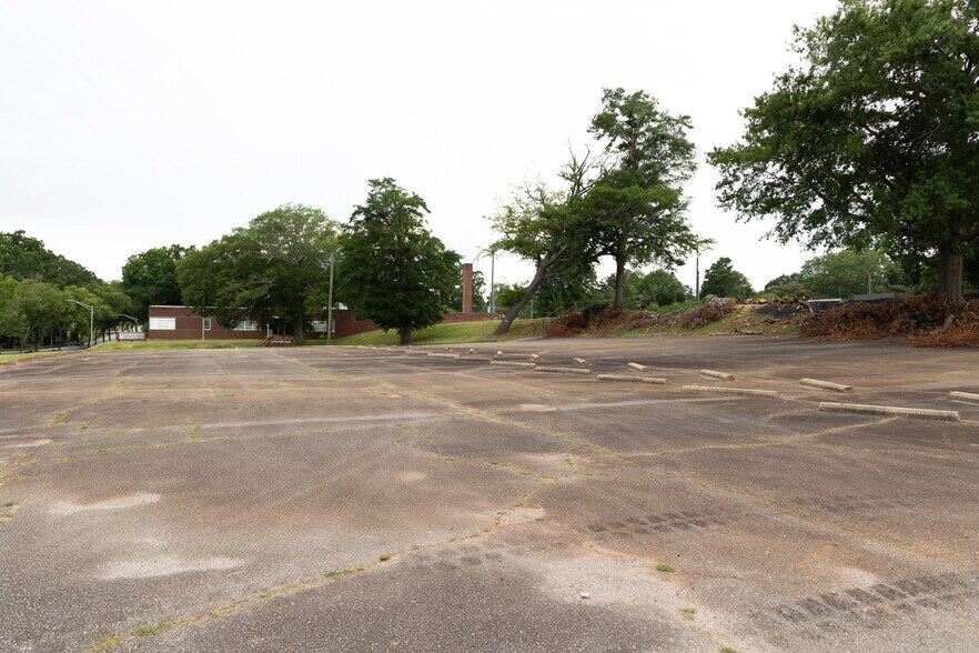More Photos Of 840 W O Ezell Blvd, Spartanburg General Retail For Lease