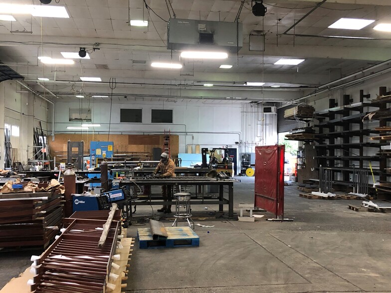 More Photos Of 2440 W Commodore Way, Seattle Manufacturing For Lease