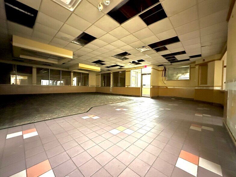 More Photos Of 18902 Northline Rd, Southgate Fast Food For Sale