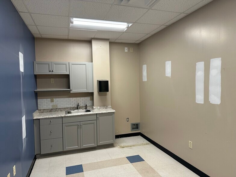 More Photos Of 9137-9141 Cross Park Dr, Knoxville Storefront Retail Office For Lease