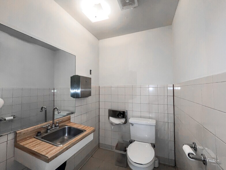 More Photos Of 712 W Holland Ave, Alpine Office For Lease