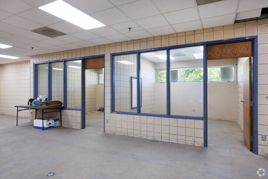More Photos Of 823 Aaron Pky, Centralia Manufacturing For Sale