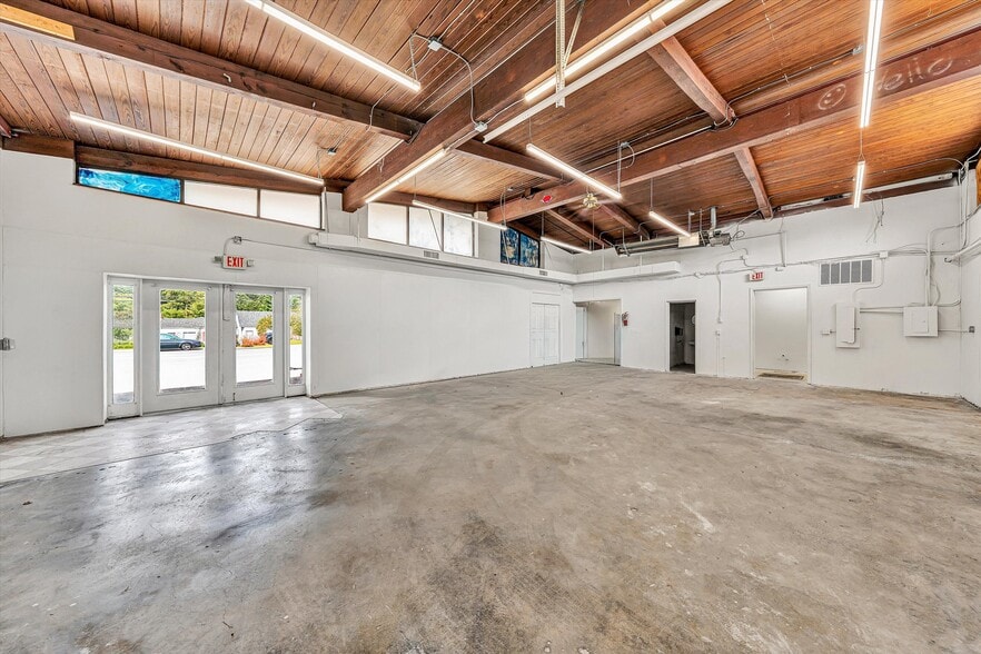 More Photos Of 3664 Colonial Ave, Cave Spring General Retail For Lease