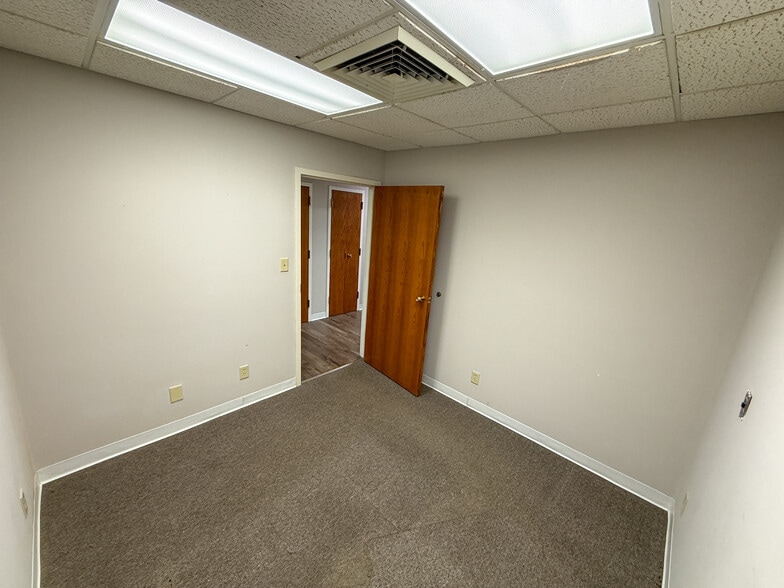 More Photos Of 715 E Broadway St, Fortville Freestanding For Lease