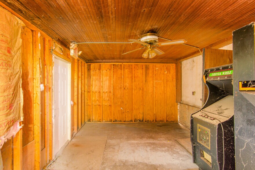 More Photos Of 21090 Goddard Rd, Taylor General Retail For Sale