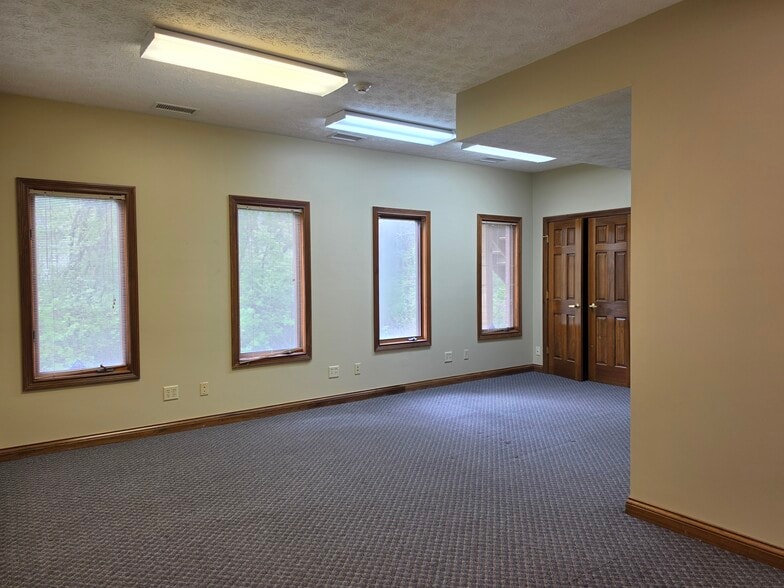 More Photos Of 386 Meridian Parke Ln, Greenwood Medical For Lease